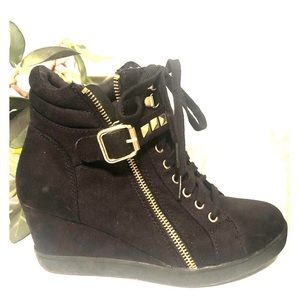 Gold/Black Womens Ankle Boot, size 7.5